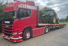 Camion Scania avec semi-remorque porte-char de la société Pierre Leloup avec tracteur John Deere