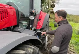 agriculteur remplissant le réservoir du tracteur Mc Cormick