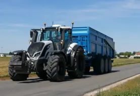 Tracteur Valtra et benne Maupu sur la route