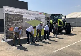 Claas pose la première pierre au Mans d'un nouveau bâtiment de 3 800 m² qui devrait être achevé fin 2026.