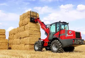 <em class="placeholder">Chargeuse télescopique articulée télescopique Schäffer à la manutention de paille.</em>