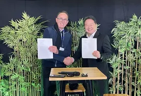 Douglas Kang (à droite sur la photo) et Matthias Carrière, respectivement CEO de Kioti Europe et directeur général de Naïo.