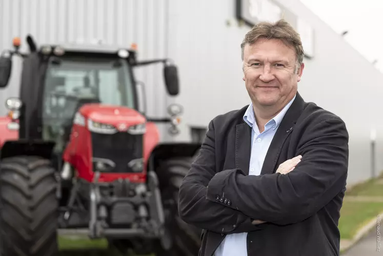 Xavier Beaufort, directeur général de la Somat posant devant un tracteur Massey Ferguson