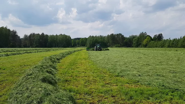 Andaineur à tapis Samasz Falco au travail avec tracteur John Deere