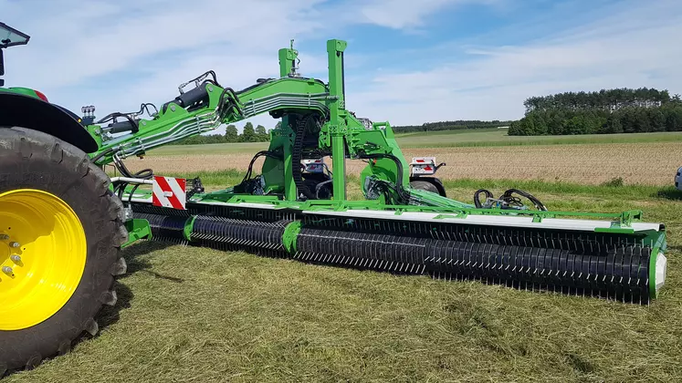 Prototype de l'andaineur à tapis Samasz Falco en position travail