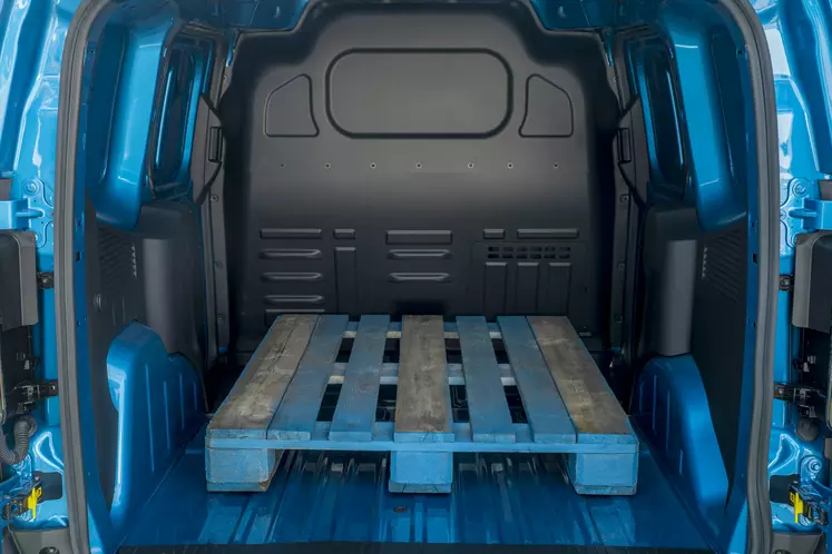 La fourgonnette compacte Ford Transit Courier offre plus de largeur et de longueur utiles, transportant deux europalettes. 