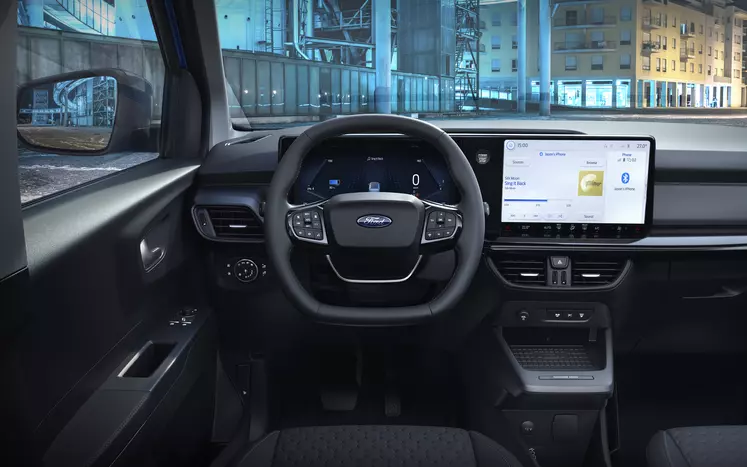 La version électrique de la fourgonnette compacte Ford Transit Courier profite d'un grand écran central tactile de 12 pouces.