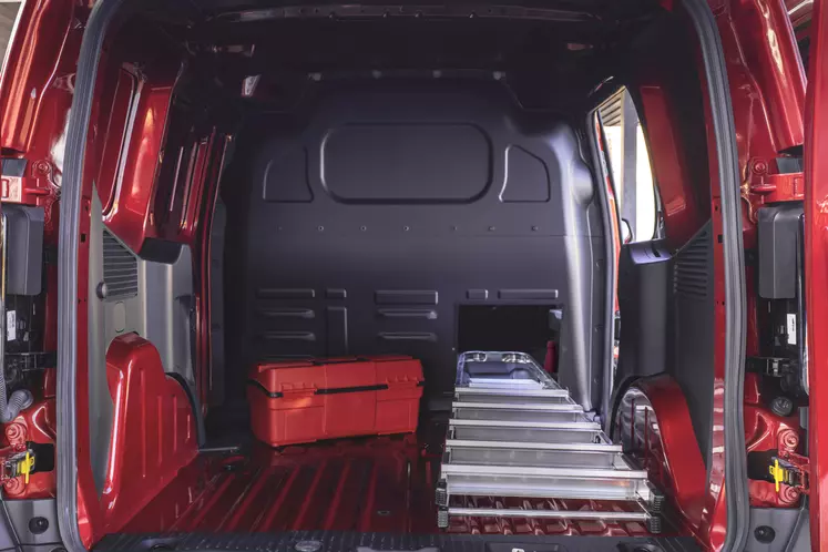 Le Ford Transit Courier offre jusqu'à 2,66 m de longueur utile avec une trappe de chargement et un siège passager rabattable en option.