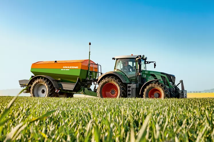 Le système WindControl d’Amazone corrige en permanence la nappe d’engrais à partir des informations fournies par un anémomètre embarqué sur l’épandeur. 