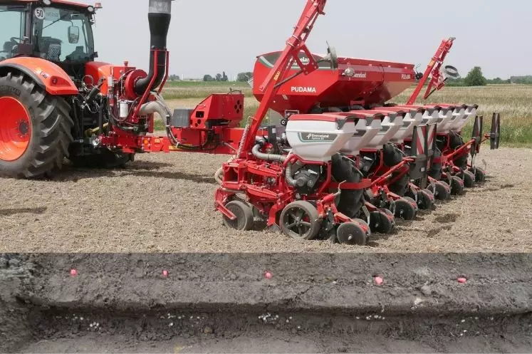 Le semoir monograine Optima doté de la technologie Pudama libère l'engrais starter par paquet précisément sous la graine.