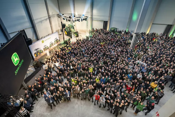 300 salariés et le PDG de John Deere étaient présents pour fêter le 2 000 000ème tracteur produit à Mannheim.
