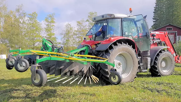 Andaineur Agronic porté sur relevage arrière à rotors à doigts en polyamide