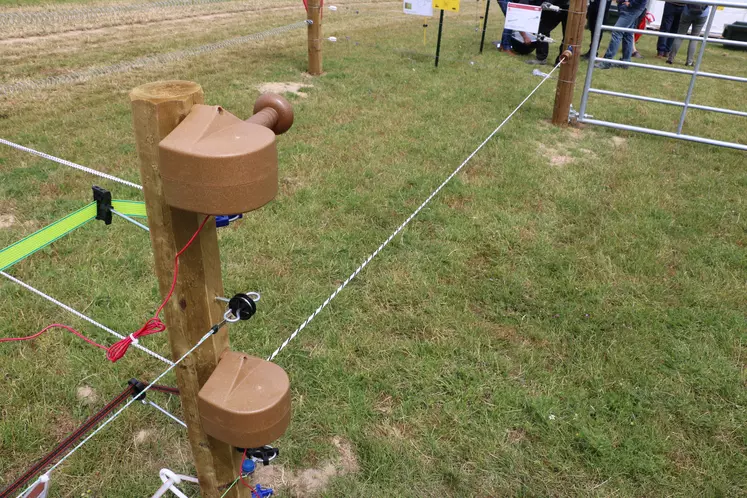 Une gamme d'accessoires pour clôture construits en matériaux biosourcés chez Ako