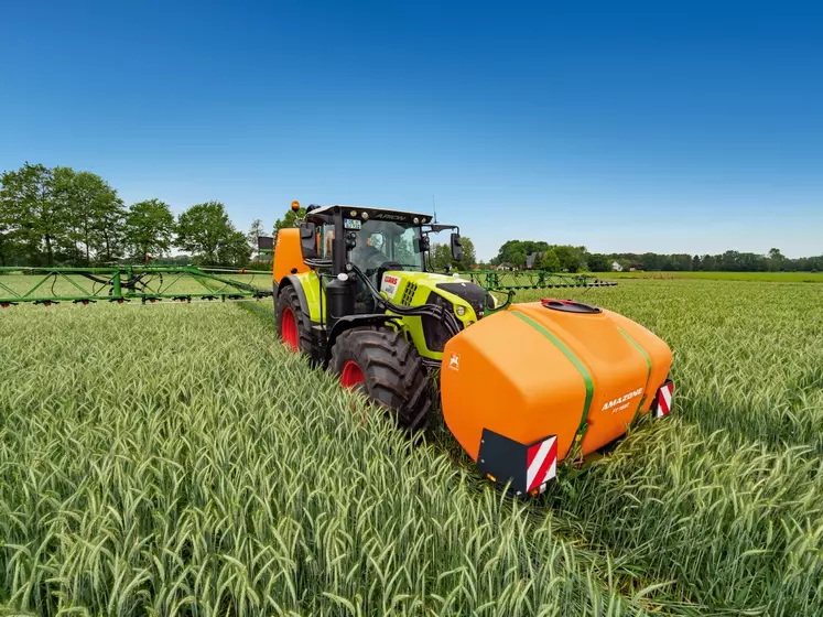 Les lourds ensembles avant-arrière imposent un tracteur au gabarit et à la puissance suffisants.