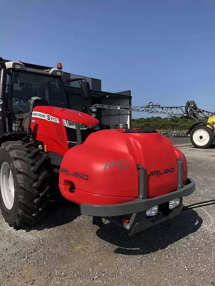 Cuve frontale Arland H2O + Tracteur Massey Ferguson 6713 S