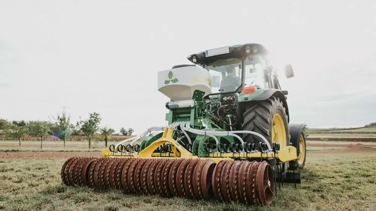 Appareil de sursemis Bison CFS Réussir machinisme