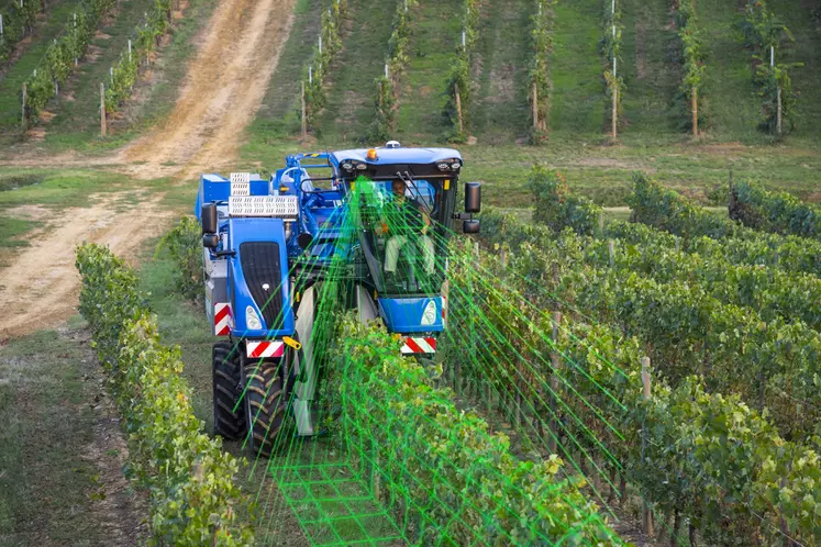 Guidage sur machine à vendanger New Holland Braud Réussir Machinisme