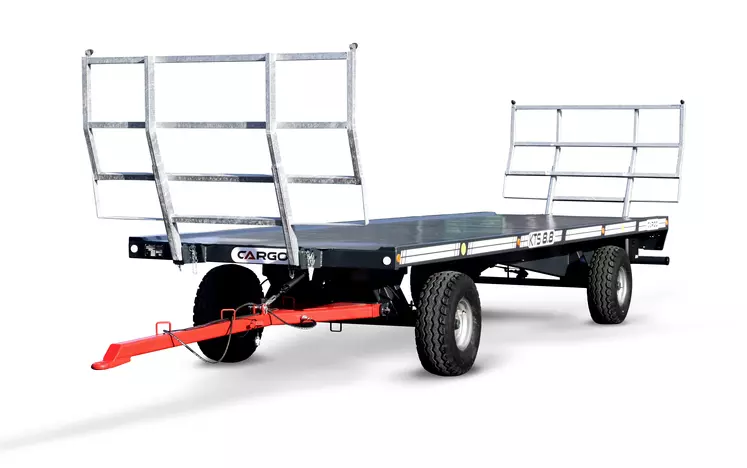 Premier plateau fourrager Cargo à tourelle, le modèle KTS 8.8, d'une longueur de plancher de 8 m, se distingue par son châssis composé de longerons de 100x100 mm.  © Promodis