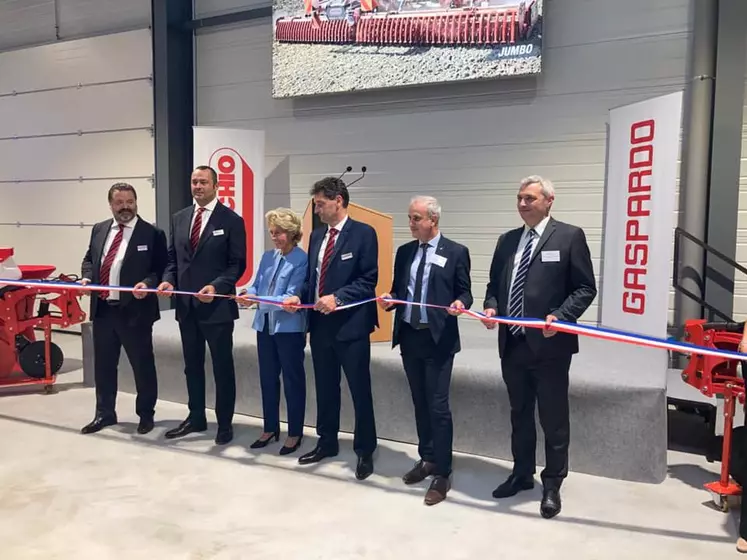 En partant de la gauche, Andrea et Mirco Maschio, dirigeants de Maschio Gaspardo, Caroline Cayeux, maire de Beauvais, et Michel Schiettequatte, dirigeant de la filiale française, ont inauguré la filiale de 16 septembre dernier. 