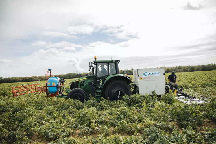 La startup allemande Cropzone travaille sur le désherbage ou le défanage électrique. Un rampe à l'avant pulvérise une solution favorisant la conductivité et donc la réussite du désherbage.