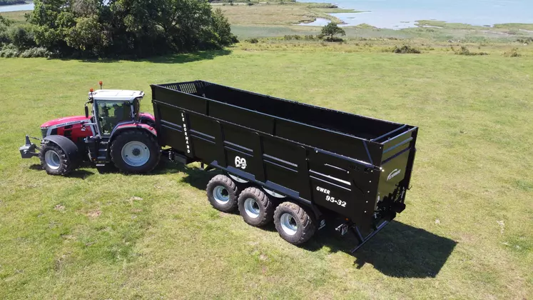 Remorque à fond poussant Le Normand - Gwer 95-32 avec tracteur Massey Ferguson 8S