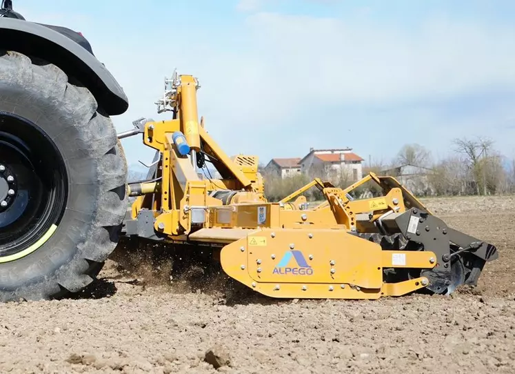 Tracteur Fendt avec herse rotative Alpego repliable DK-Top