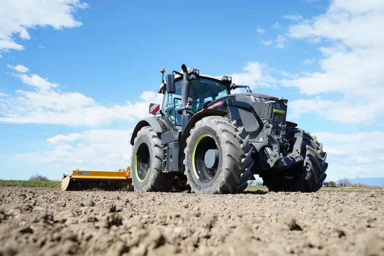 Tracteur Fendt avec herse rotative Alpego repliable DK-Top