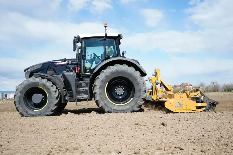 Tracteur Fendt avec herse rotative Alpego DK-Top