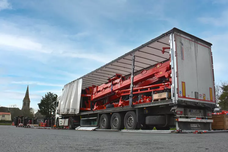 Semi-remorque chargée de matériels Grégoire Besson pour l'export