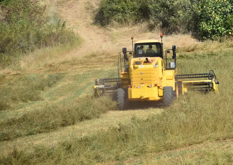 L’attelage a été conçu pour lever la coupe le plus haut possible.