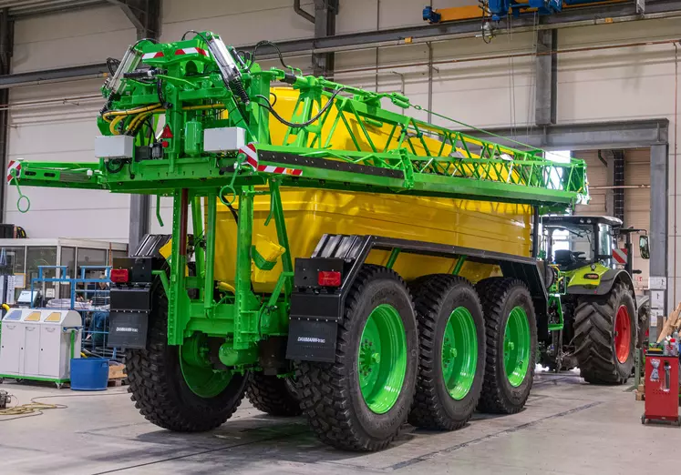 Le constructeur allemand Dammann vient de sortir un pulvérisateur trois essieux d'une capacité de 20 000 litres.