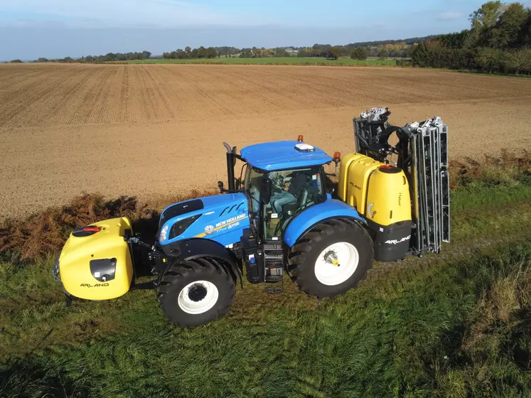 La cuve frontale augmente l’autonomie dans les chantiers de pulvérisation et réduit le temps passé au transport.