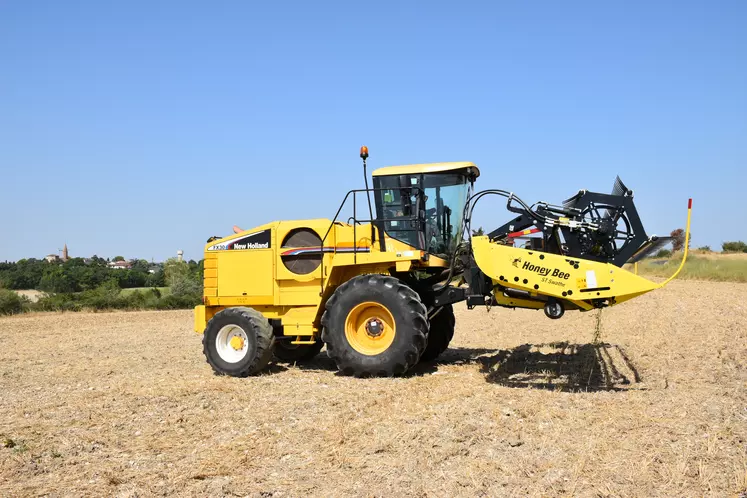 Les adaptations de coupes à tapis sur les ensileuses modifiées d’occasion offrent davantage de motricité et créent un ensemble au gabarit routier sans besoin d’escorte.