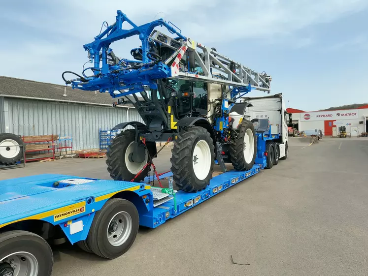 Pulvérisateurs automoteurs Matrot Hellios III sur semi-remorque porte-engin à Beaurainville (62) - Groupe Hardi France