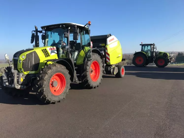 Tracteurs Claas et presse à balles rondes Claas à Centaure Grand Est