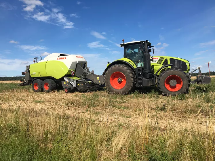 Claas Quadrant 5300 avec broyeur Müthing - Réussir machinisme