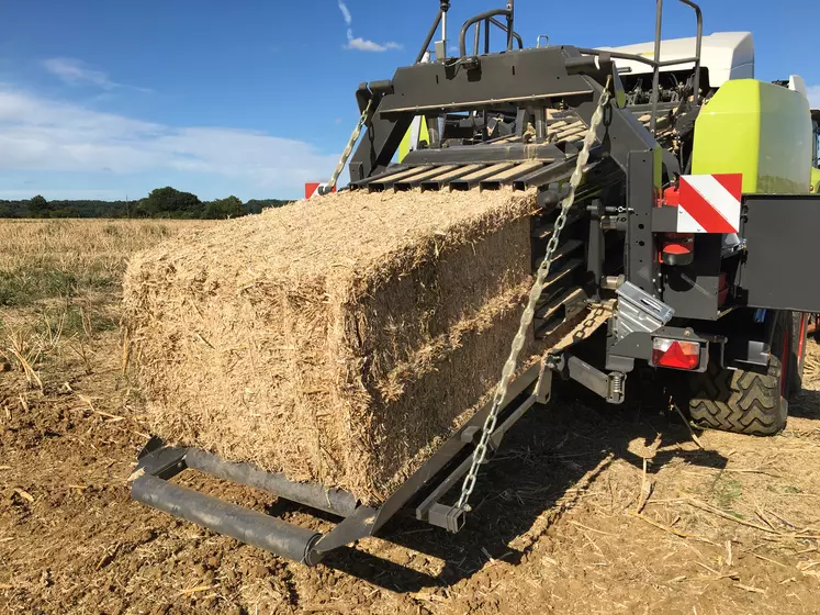 Vue arrière presse Quadrant 5300 avec balle de paille de colza hachée avec le broyeur Müthing MZO