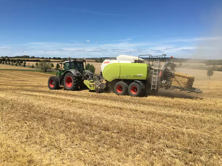 Presse Claas Quadrant 5300 avec broyeur Müthing et tracteur Fendt