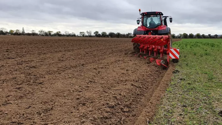 Charrue portée arrière de type mixte de Demblon avec tracteur Valtra