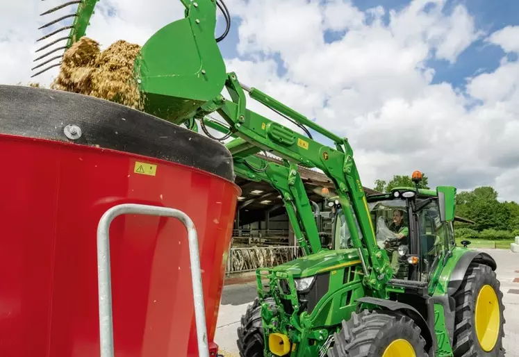 Avec la pesée dynamique, le conducteur peut décompter pour chaque godet le poids de fourrage chargé dans la mélangeuse, jusqu'à atteindre le poids souhaité pour chaque ration. Cette ration peut être enregistrée dans terminal du tracteur. 