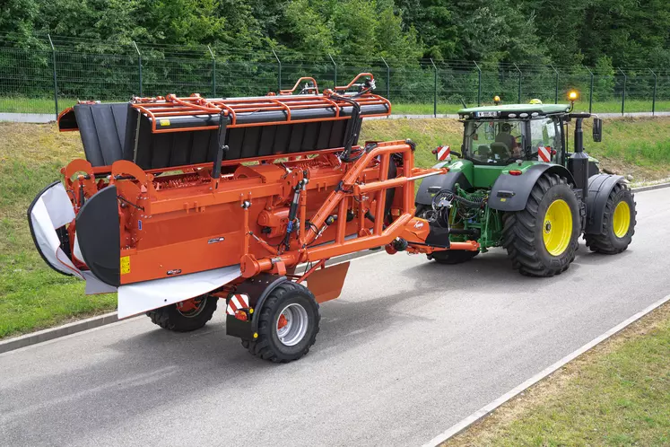 faucheuse Kuhn FC13460 RA en position transport