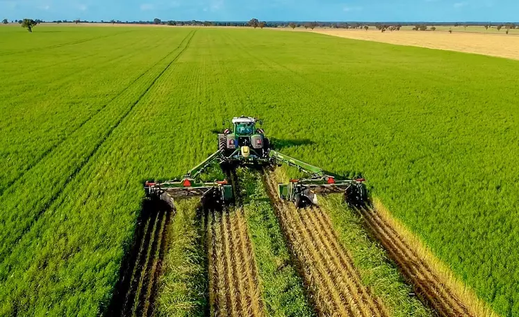 Le châssis EasyCut TC Connect permet d'atteler deux faucheuses traînées à timon central derrière un seul tracteur.