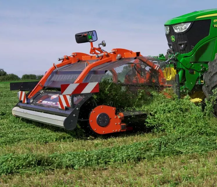 L'andaineur à tapis Kuhn Merge Maxx 440 F travaille sur une largeur d'environ 4,40 m lorsqu'il dépose des deux côtés. 