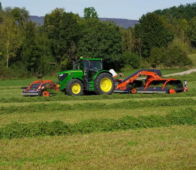 L'andaineur Merge Maxx 440 F travaille en solo ou en combinaison avec un andaineur arrière 