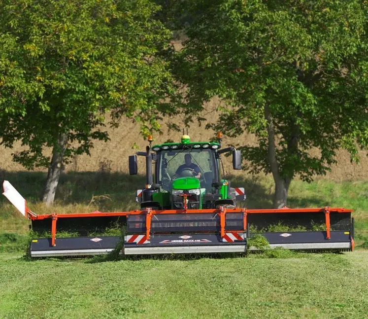 En combinaison avec un andaineur arrière, le Merge Maxx évite au tracteur de rouler sur le fourrage. 