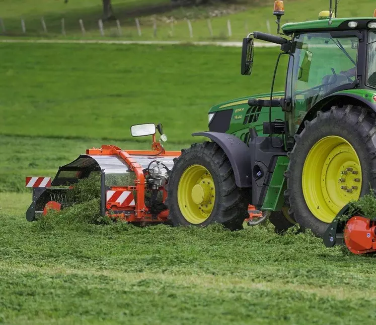 Le Merge Maxx 440 F est le quatrième modèle de la gamme d'andaineurs à tapis.