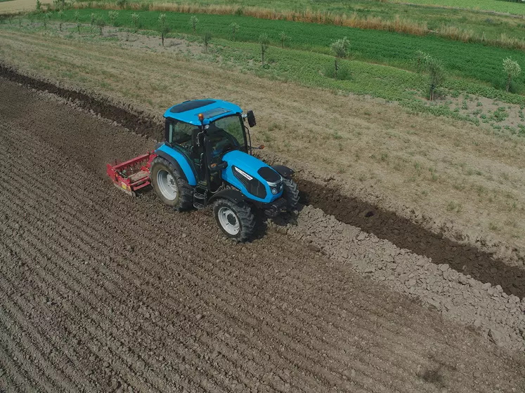 Tracteur Landini série 4 avec herse rotative