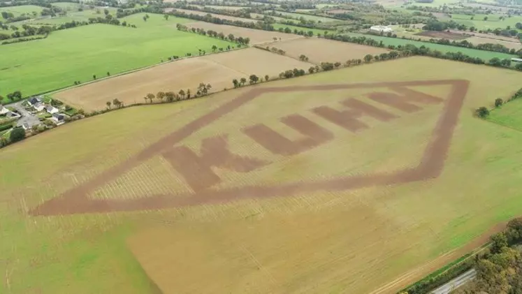 Logo Kuhn dessiné avec une charrue Smart Ploughing Réussir machinisme