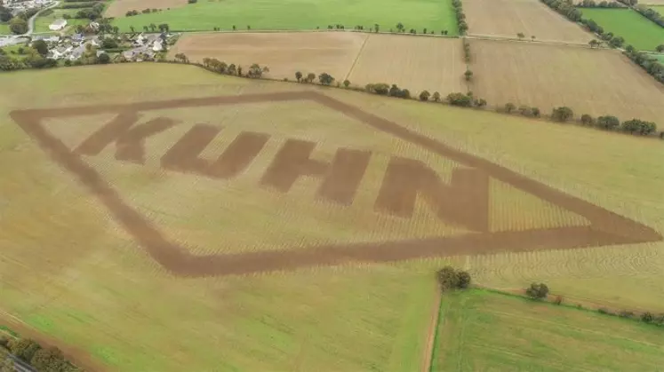 Logo Kuhn dessiné avec une charrue Smart Ploughing Réussir machinisme