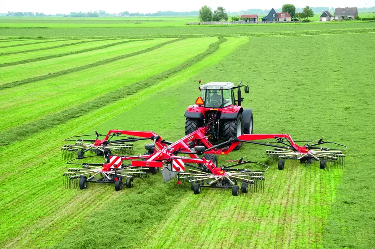 Les andaineurs à 4 rotors Massey Ferguson RK 1254 TRC et MF RK 1254 TRC-Pro délivrent une largeur de travail de 10 à 12,50 m.